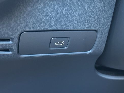 Certified 2023 Volvo XC40 Recharge Plus image 32