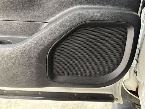 Used 2017 Nissan Titan SV image 21