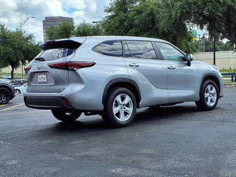Used 2025 Toyota Highlander LE FWD image 6