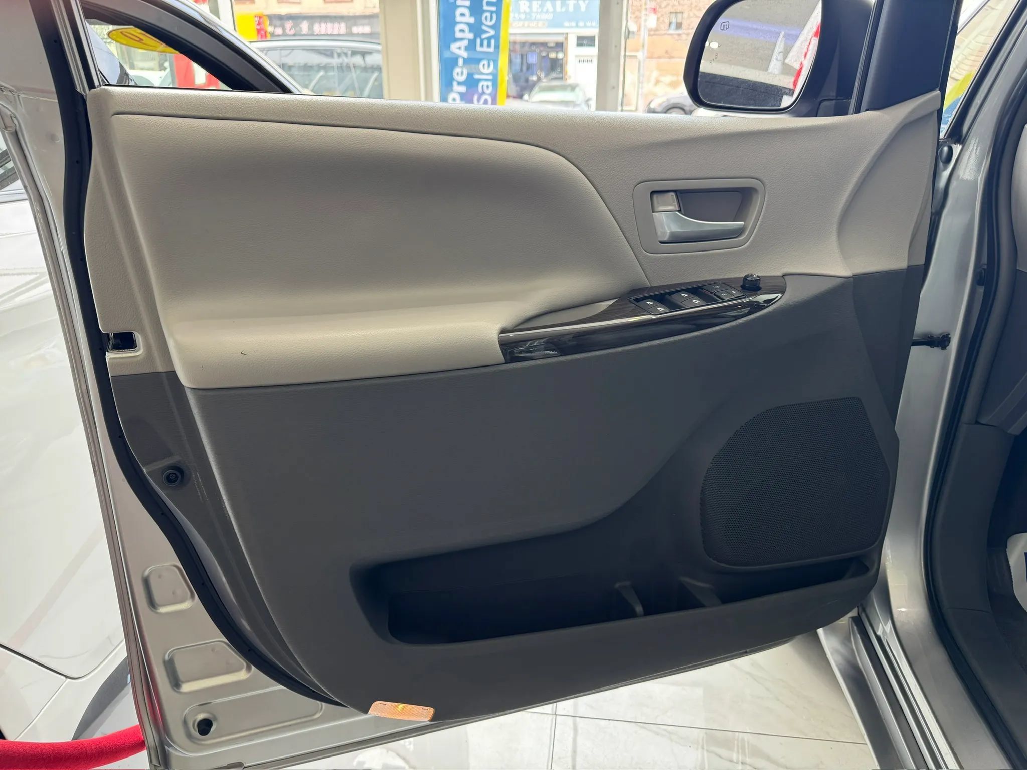 Used 2016 Toyota Sienna XLE FWD image 12