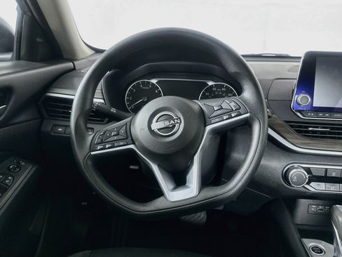 Used 2025 Nissan Altima 2.5 SV FWD image 17