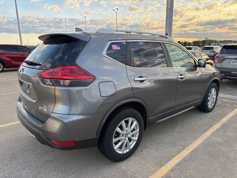 Used 2017 Nissan Rogue SV w/ SV Premium Package image 8