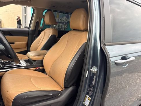 Used 2022 Kia Carnival EX FWD image 8