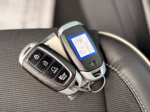 Used 2023 Hyundai Venue Limited FWD image 30