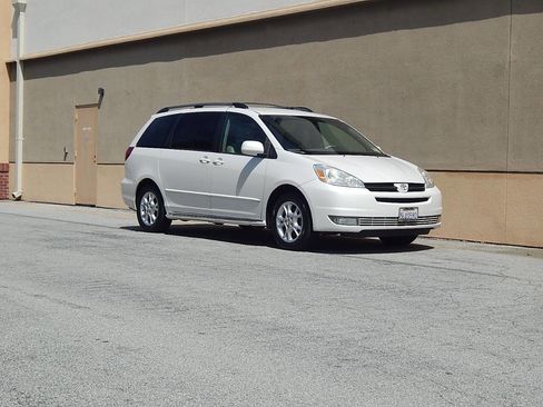 Used 2005 Toyota Sienna XLE Limited image 1