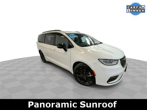 Used 2025 Chrysler Pacifica Limited image 2