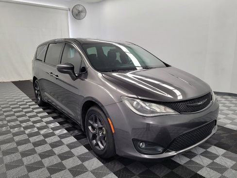Used 2019 Chrysler Pacifica Touring Plus w/ S Appearance Package FWD image 13