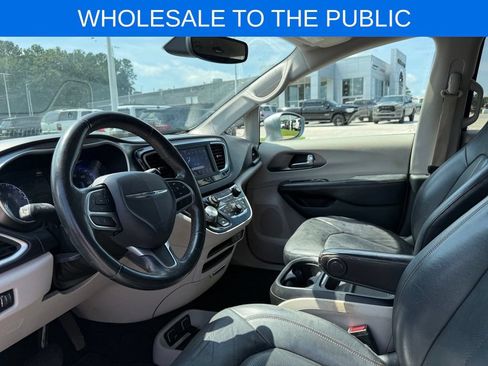 Used 2020 Chrysler Pacifica Touring-L FWD image 4