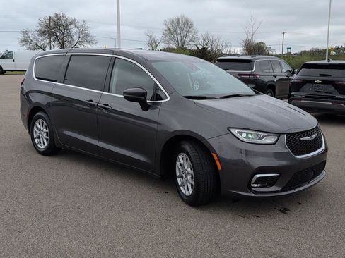 Used 2023 Chrysler Pacifica Touring-L FWD image 10