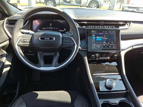 Used 2025 Jeep Grand Cherokee Altitude AWD/4WD image 11