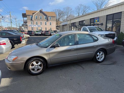 Used 2005 Ford Taurus SE image 1
