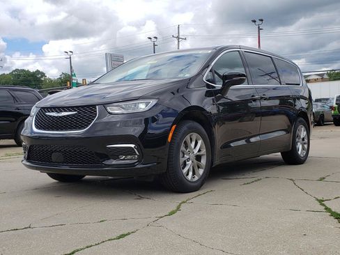 New 2026 Chrysler Pacifica Select AWD/4WD image 7