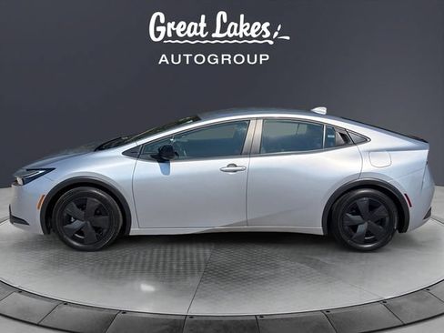 Used 2025 Toyota Prius LE FWD image 2