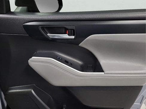 Used 2022 Toyota Highlander XLE image 16