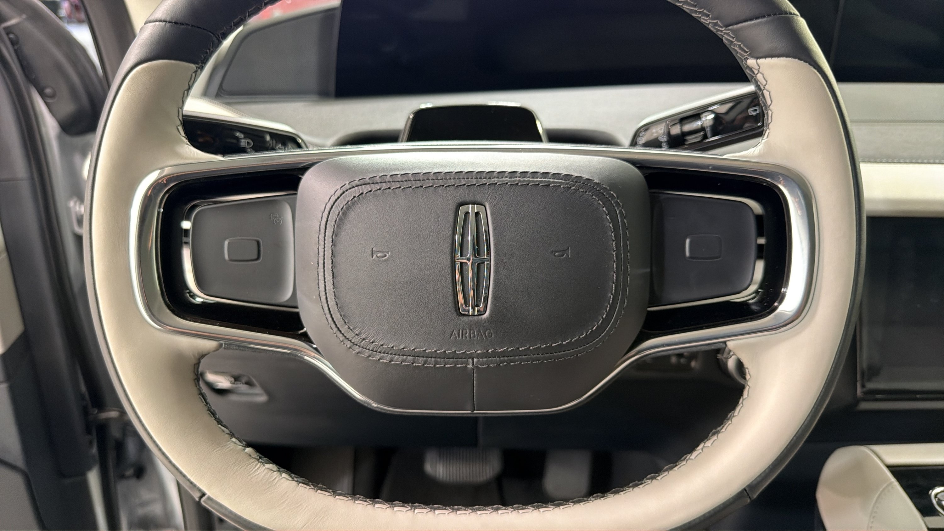Used 2026 Lincoln Navigator Premiere AWD/4WD image 12