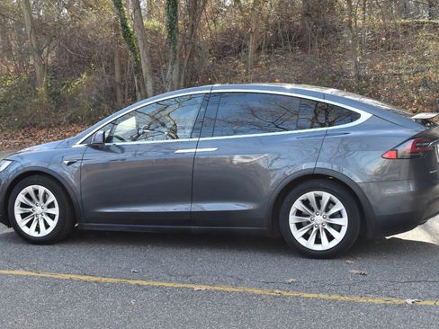 Used 2018 Tesla Model X 75D AWD/4WD image 5