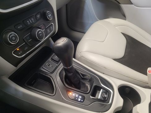 Used 2020 Jeep Cherokee Latitude Plus FWD image 26