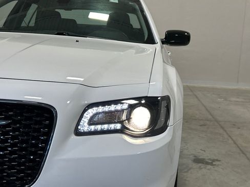Used 2022 Chrysler 300 Touring w/ Sport Appearance Package image 10
