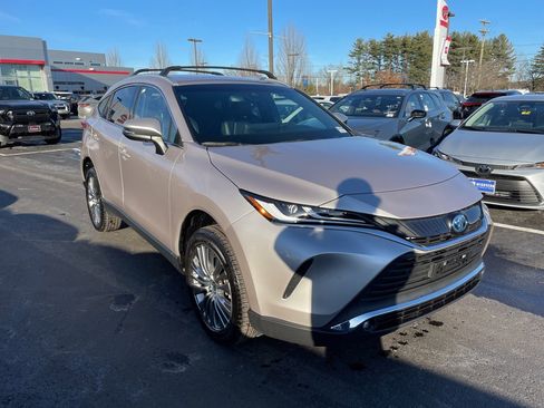 Certified 2024 Toyota Venza XLE image 4