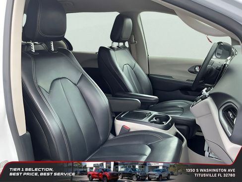 Used 2023 Chrysler Pacifica Touring-L FWD image 16