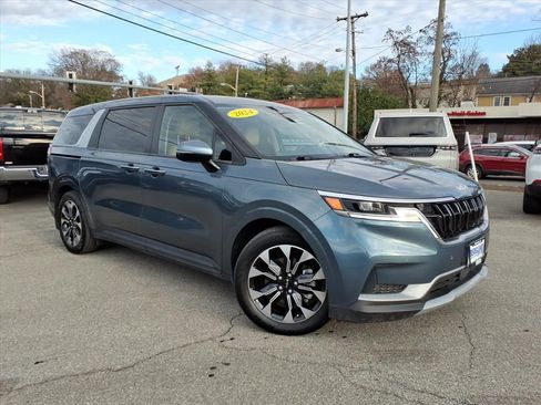 Used 2024 Kia Carnival EX image 2