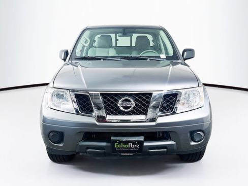 Used 2019 Nissan Frontier SV image 2