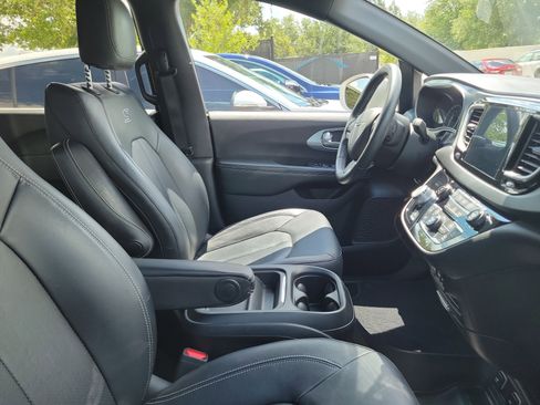 Used 2020 Chrysler Pacifica Touring-L w/ Advanced Safetytec Group FWD image 10