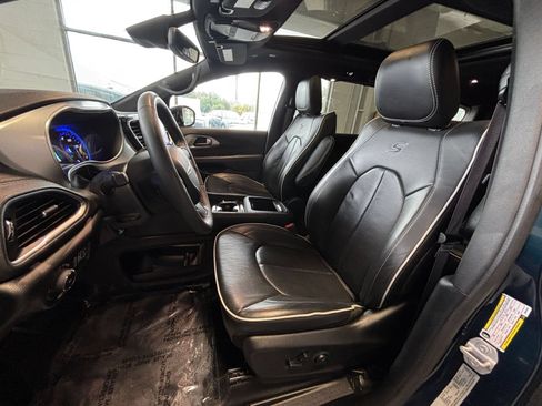 Used 2025 Chrysler Pacifica Limited FWD image 29