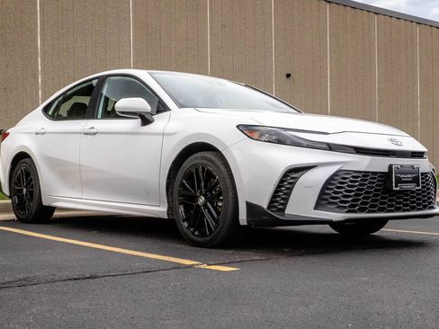 Used 2025 Toyota Camry SE w/ Convenience Package AWD/4WD image 2