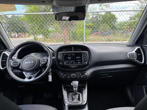 Used 2025 Kia Soul LX w/ LX Technology Package FWD image 31