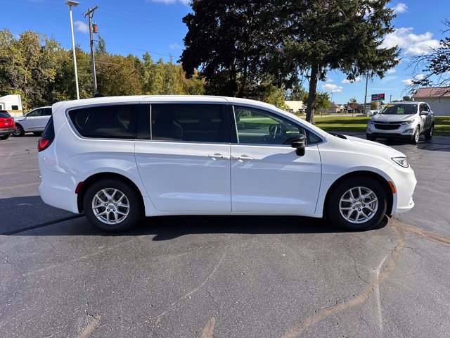 Used 2024 Chrysler Pacifica Touring-L FWD image 6