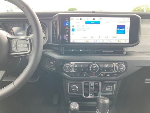 New 2025 Jeep Gladiator Sport image 18