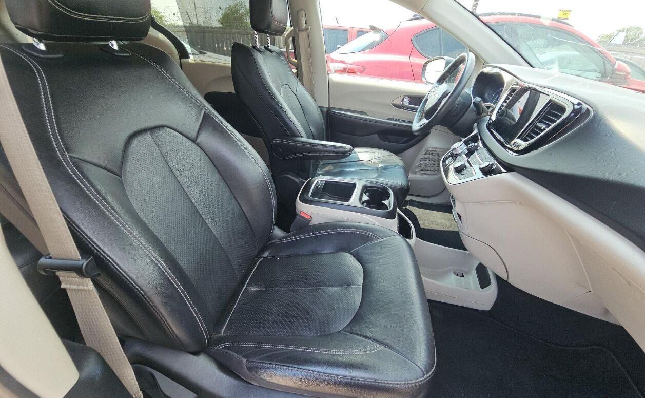 Used 2022 Chrysler Pacifica Touring-L FWD image 8