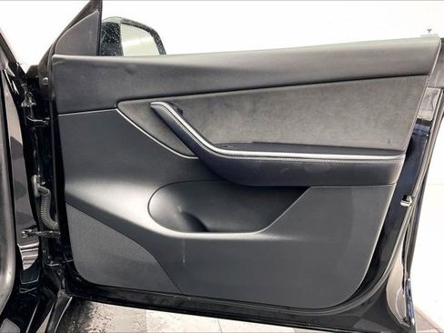 Used 2022 Tesla Model Y Long Range image 27