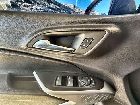 Used 2025 Chevrolet Trax RS w/ Sunroof Package FWD image 21