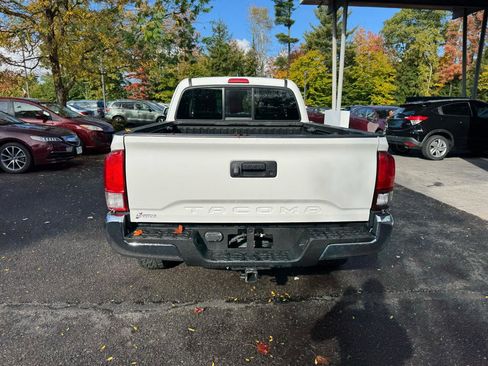 Used 2022 Toyota Tacoma SR5 RWD image 4