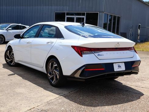 Used 2025 Hyundai Elantra SEL FWD image 2