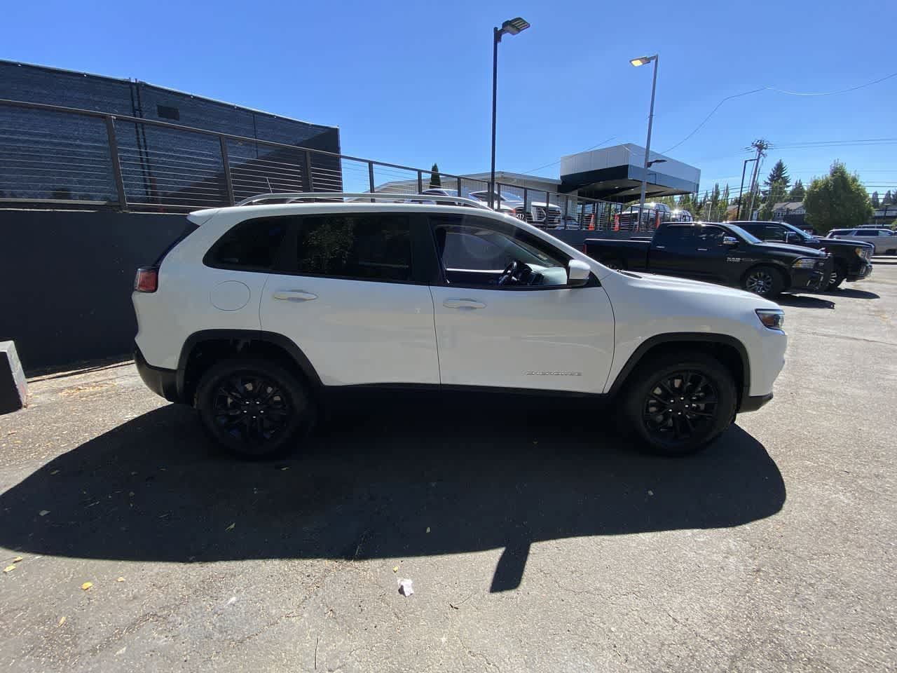 Used 2020 Jeep Cherokee Latitude w/ Cold Weather Group AWD/4WD image 7