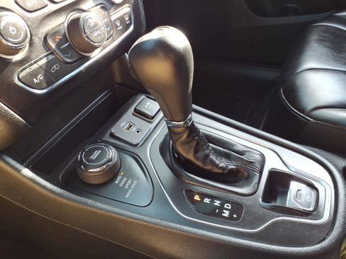 Used 2019 Jeep Cherokee Latitude Plus w/ Comfort/Convenience Group image 19