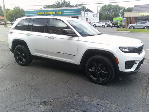 Used 2023 Jeep Grand Cherokee Altitude AWD/4WD image 5