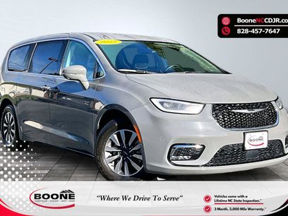 Used 2022 Chrysler Pacifica Touring-L w/ Uconnect Theater Family Group
