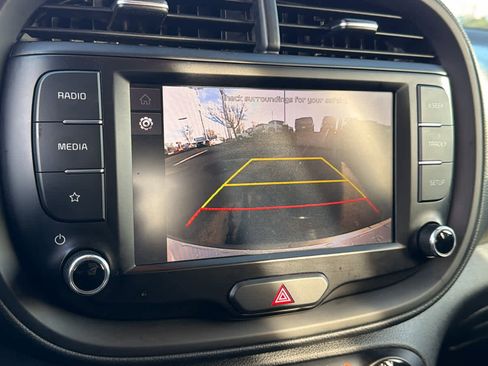 Used 2023 Kia Soul LX w/ LX Technology Package image 16