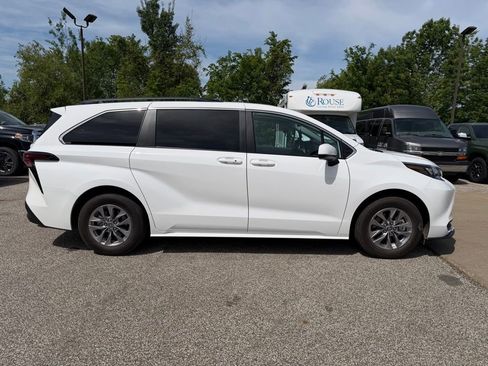 Used 2025 Toyota Sienna LE AWD/4WD image 5