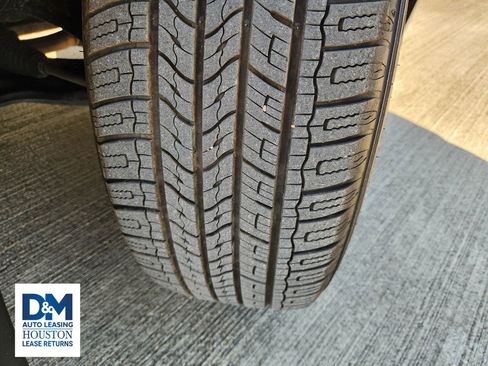 Used 2022 Toyota Highlander XLE image 19