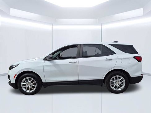 Used 2023 Chevrolet Equinox LS FWD image 2