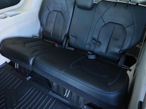 Used 2021 Chrysler Pacifica Touring-L image 10