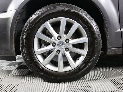 Used 2014 Chrysler Town & Country Touring-L image 9