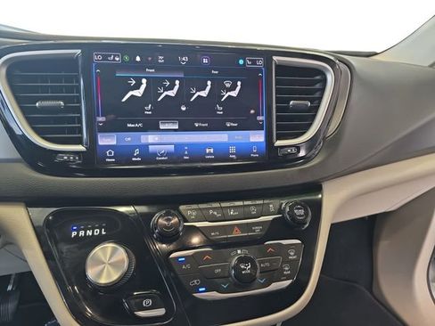 Used 2022 Chrysler Pacifica Touring-L w/ Uconnect Theater Family Group image 9