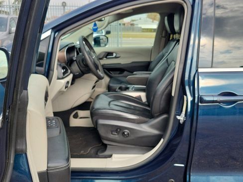 Used 2022 Chrysler Pacifica Touring-L FWD image 17
