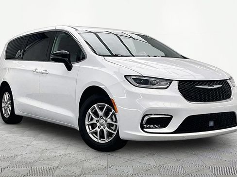 Used 2024 Chrysler Pacifica Touring-L FWD image 12